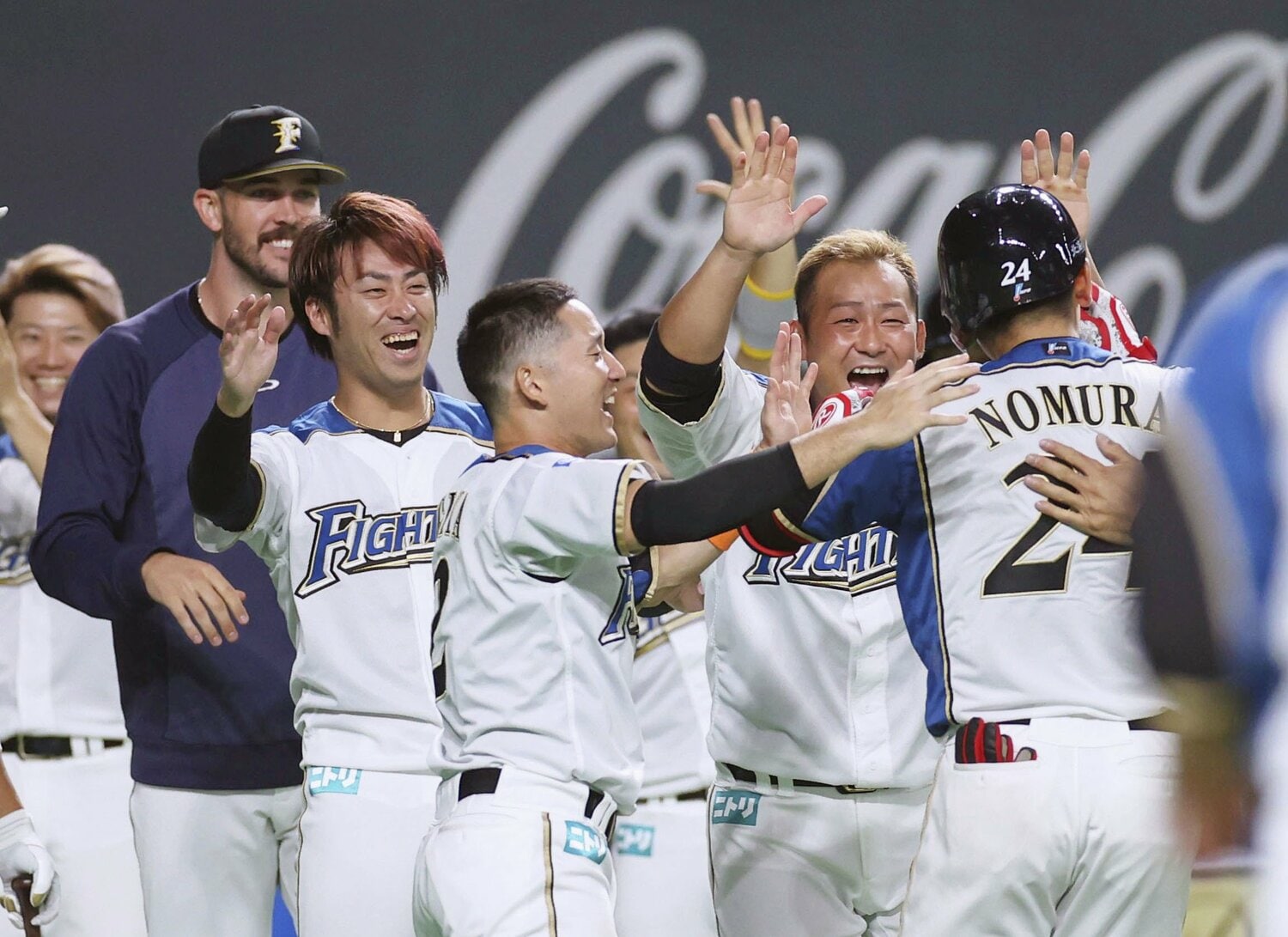 逆転サヨナラ打を放ち、先輩たちに迎えられる野村 ©︎Kyodo News