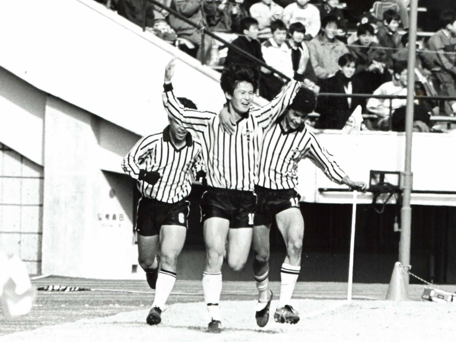 同じく1986年度の選手権。準決勝（秋田商戦）で澤登正朗のCKに合わせて先制点を挙げた平澤（当時高2）【1枚目／全2枚】　©Hidetake Murata