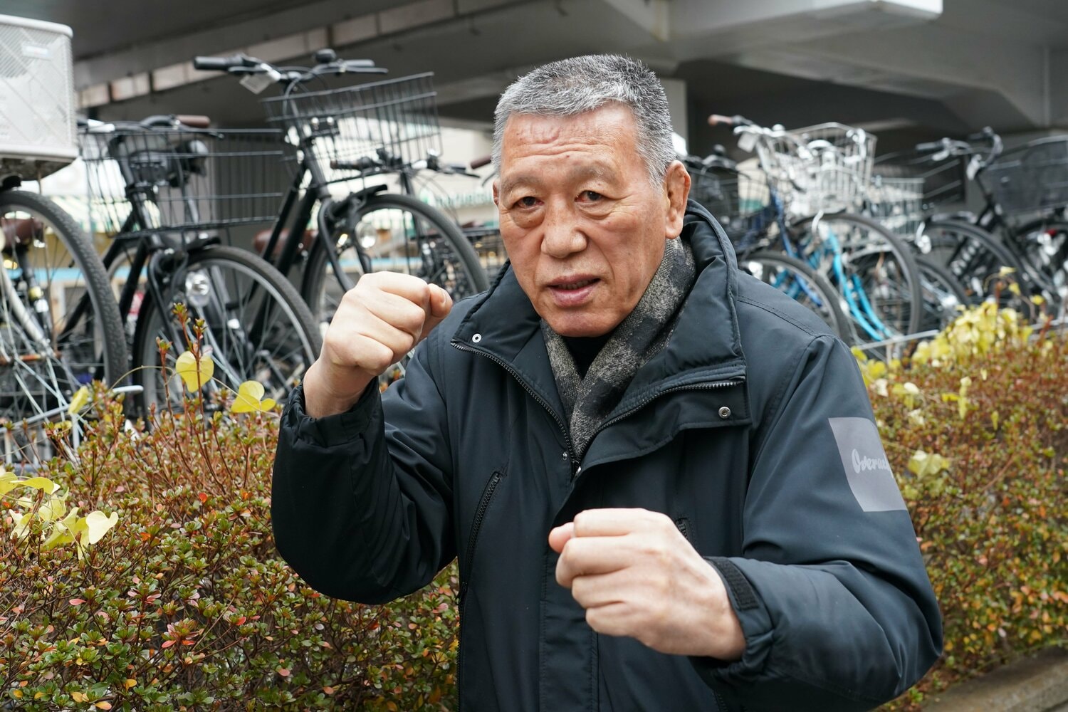 ファイティングポーズをとる小鹿。79歳の現在もその闘志は健在だ（クリックすると「この記事の写真」に飛びます。流血等の過激な写真を含みますのでご注意ください）