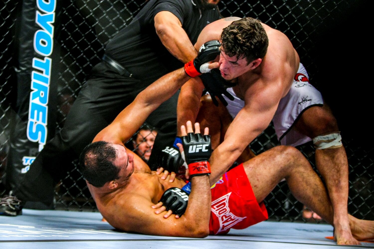 『UFC 92』でノゲイラはフランク・ミアにキャリア初のTKO負けを喫した