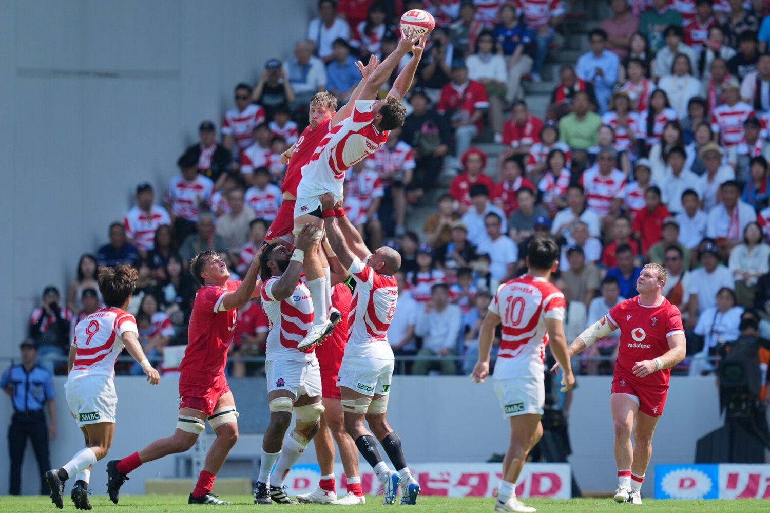 ワーナー・ディアンズ(身長201cm)やジャック・コーネルセン(身長195cm)らが存在感を発揮したラインアウト ©︎Masterpress/Getty Images