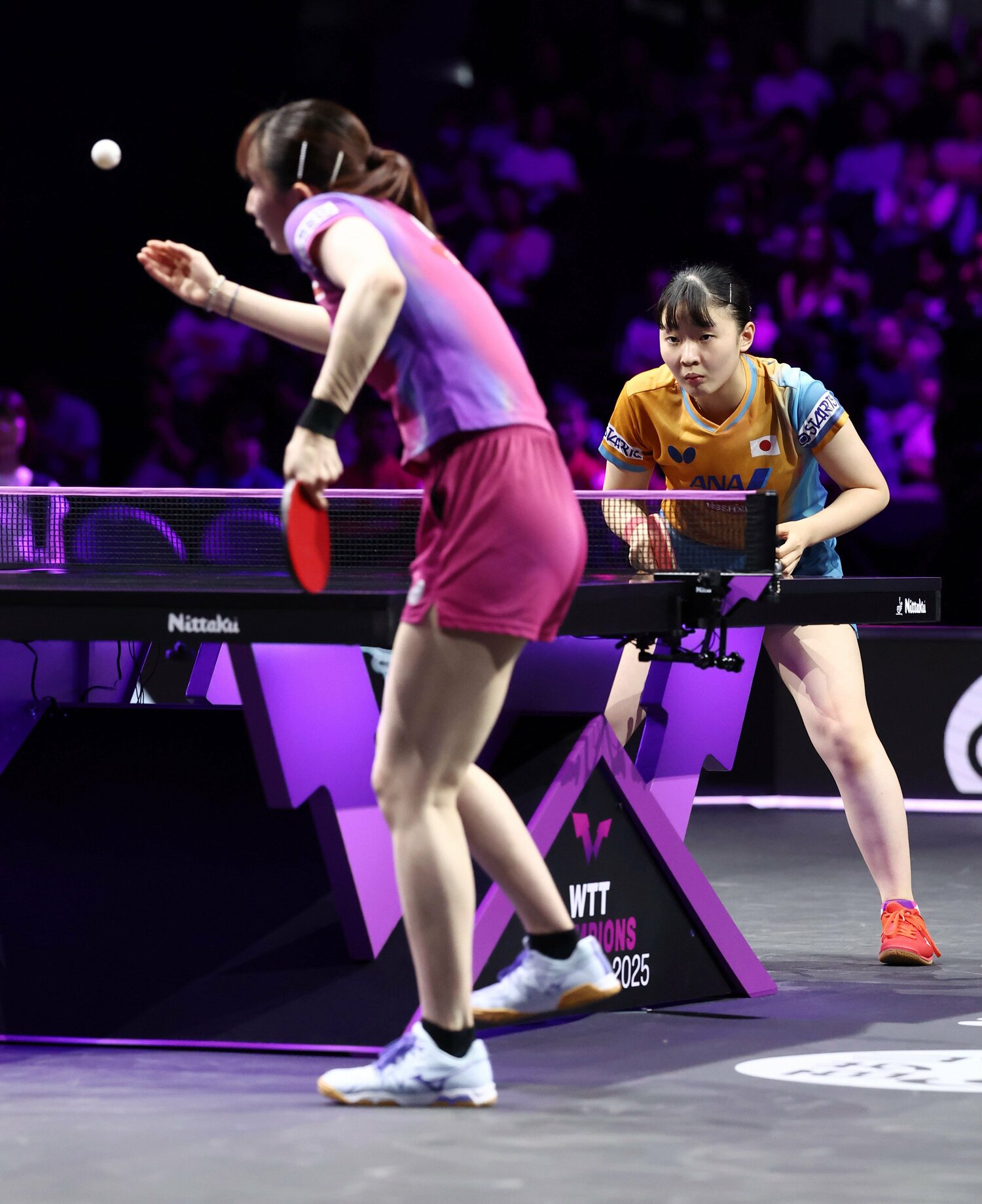 WTTチャンピオンズ横浜の2回戦で対戦した早田と張本　©JIJI PRESS