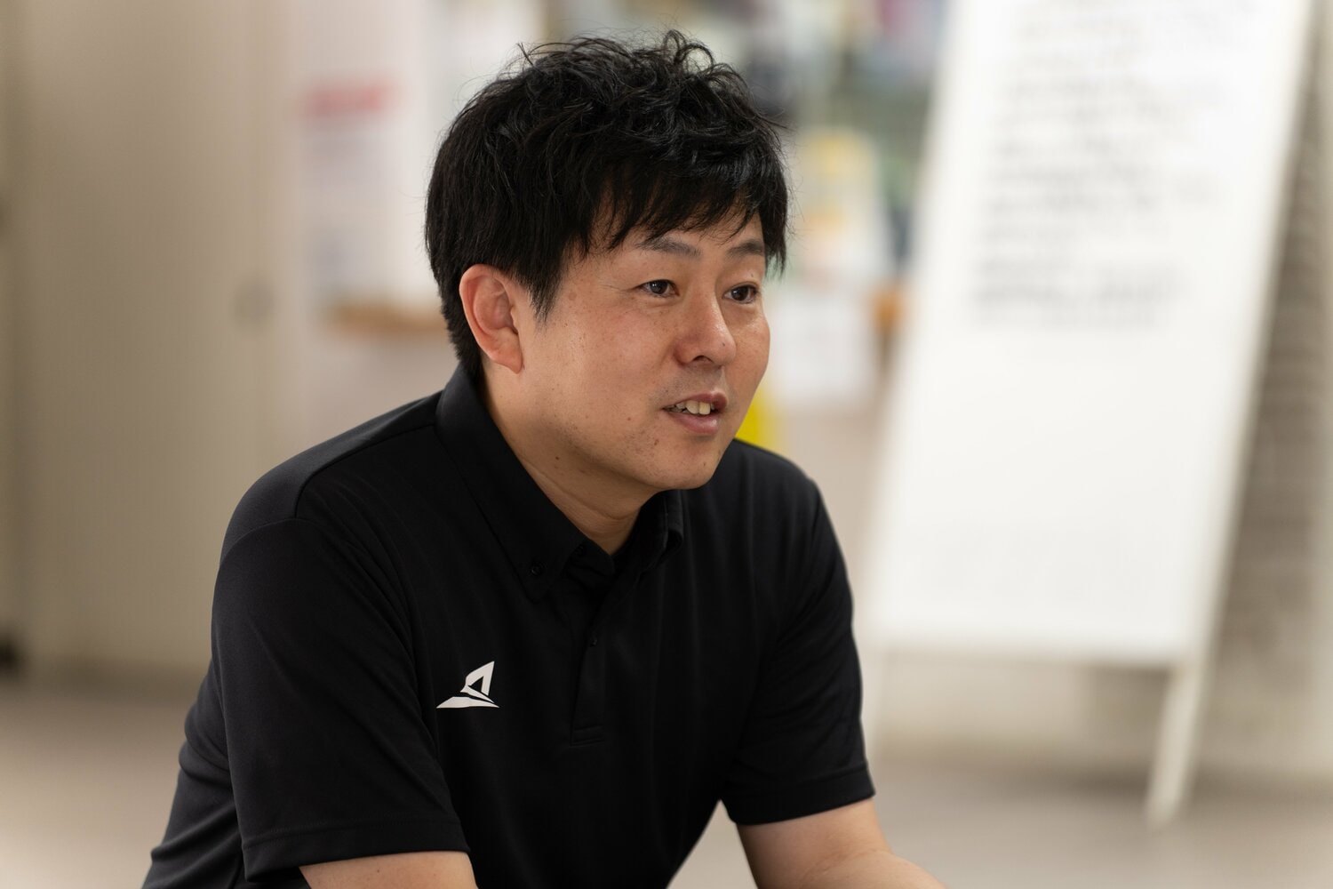 東大寺学園ハンドボール部を率いる安井監督。同校のOBでもある　©Shiro Miyake