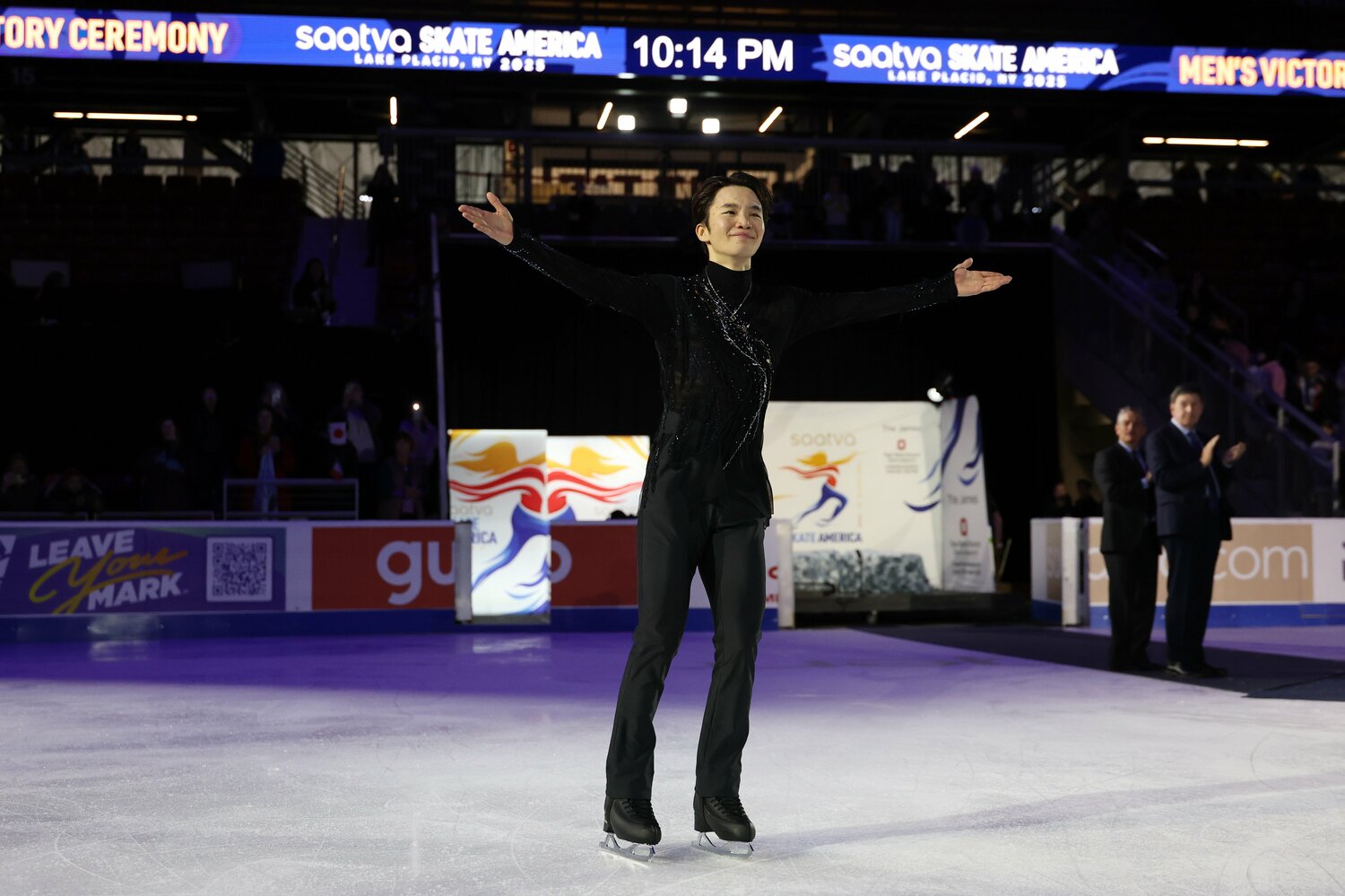 銅メダルとなり、レイクプラシッドの歓声に応える友野　©Getty Images