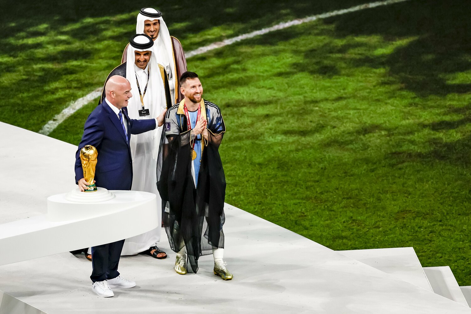 カタールW杯優勝セレモニーでのメッシ　©Kiichi Matsumoto/JMPA