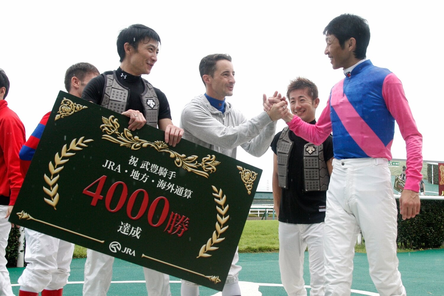 武豊が通算4000勝を飾った際、祝福するルメール　©Eiichi Yamane/AFLO