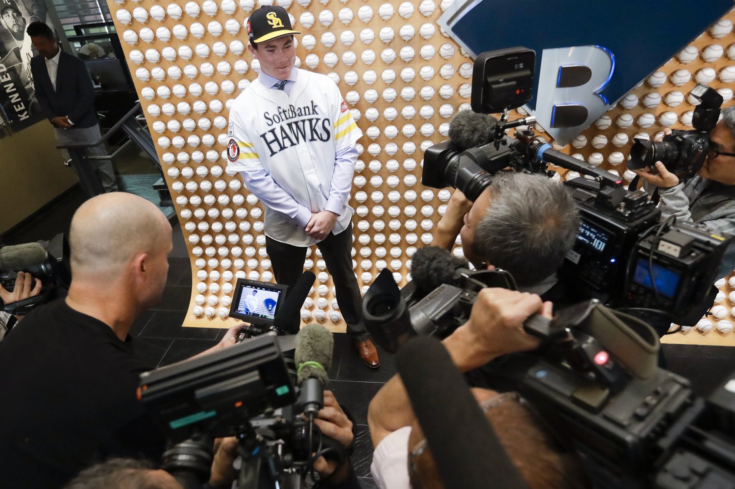 2019年5月のソフトバンク入団会見。三軍でプロ野球選手としてのキャリアをスタートさせた　©AFLO