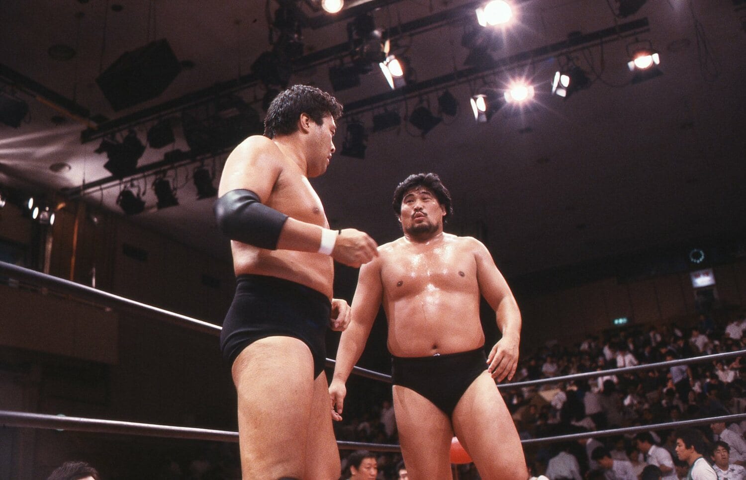 全日本プロレスではジャンボ鶴田（写真左）との「五輪コンビ」でも活躍した谷津嘉章　©AFLO