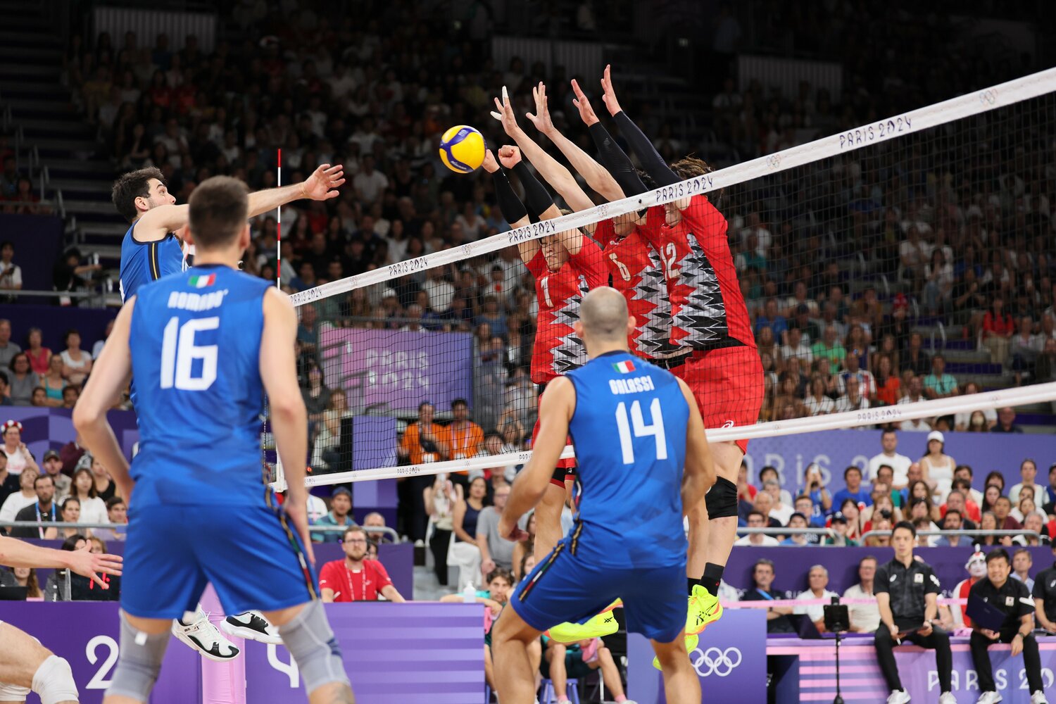 イタリア戦。左の西田有志はグーブロック、ほかの2人は通常のブロックをしている　©JMPA