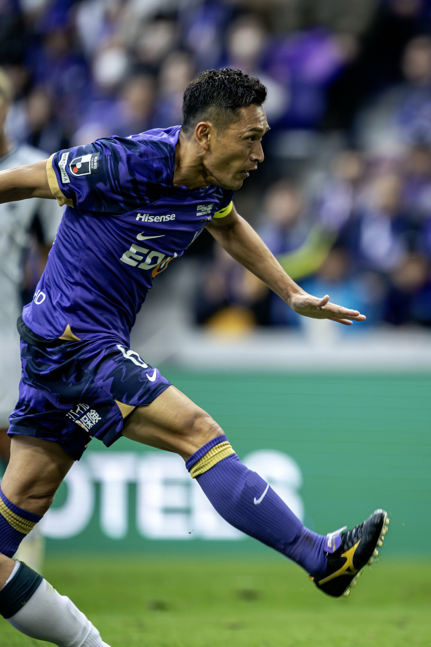 青山敏弘（あおやま・としひろ）／1986年2月22日生、岡山県出身。'04年に作陽高から広島加入。3度のリーグ制覇に貢献し、リーグベストイレブンにも3度選出された。日本代表でも'14年ブラジルW杯出場。'18年ロシアW杯最終候補メンバーにも選ばれていたが、右膝の負傷により大会直前に辞退した。国際Aマッチ通算12試合出場1得点。173cm、74kg　©Takuya Sugiyama