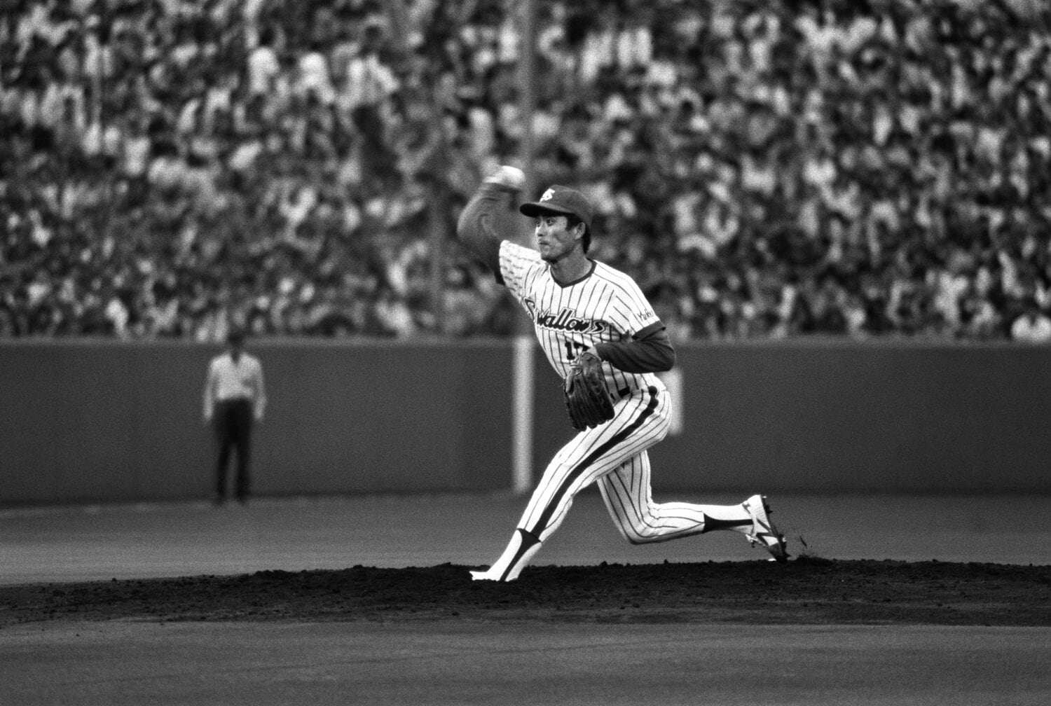 「軸」を確立した松岡弘のピッチングフォーム　©JIJI PRESS