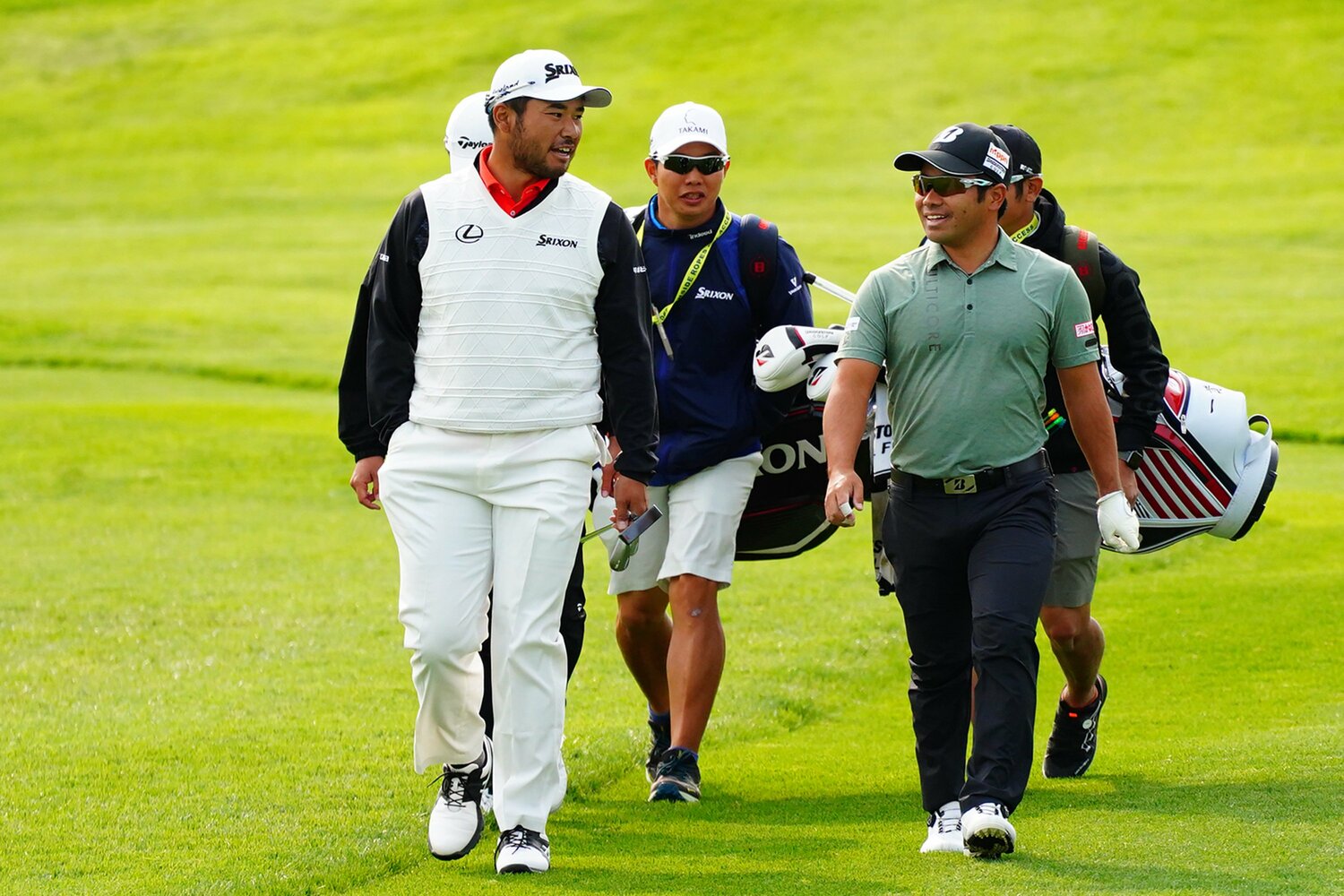 比嘉一貴（右）と言葉をかわす松山英樹　©︎Yoichi Katsuragawa