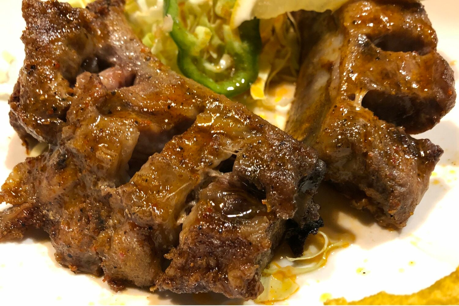 どうしても食べたくなる「スペアリブ」 ©Essei Hara