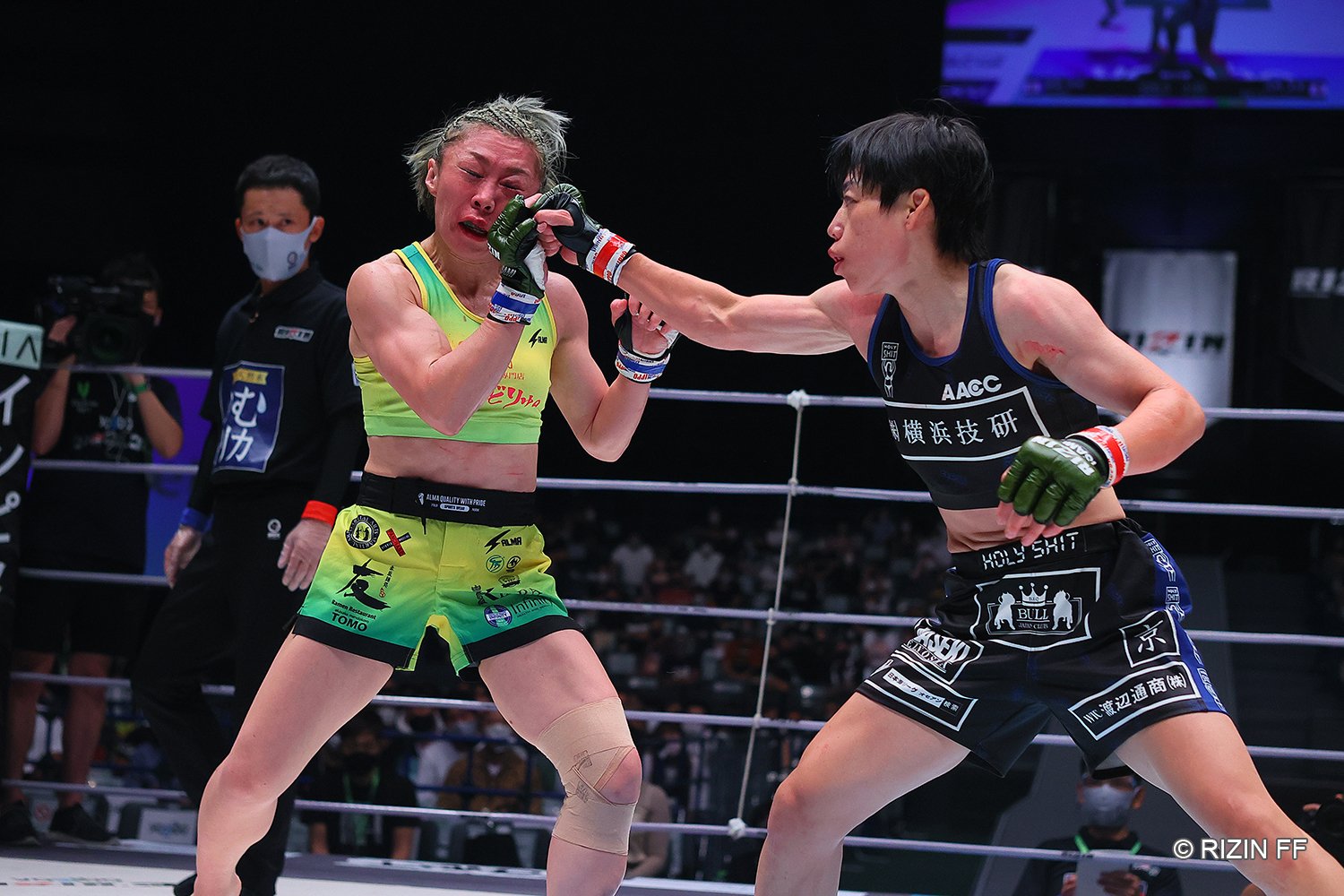 親交もある2人の対戦は激しい打ち合いに ©RIZIN FF