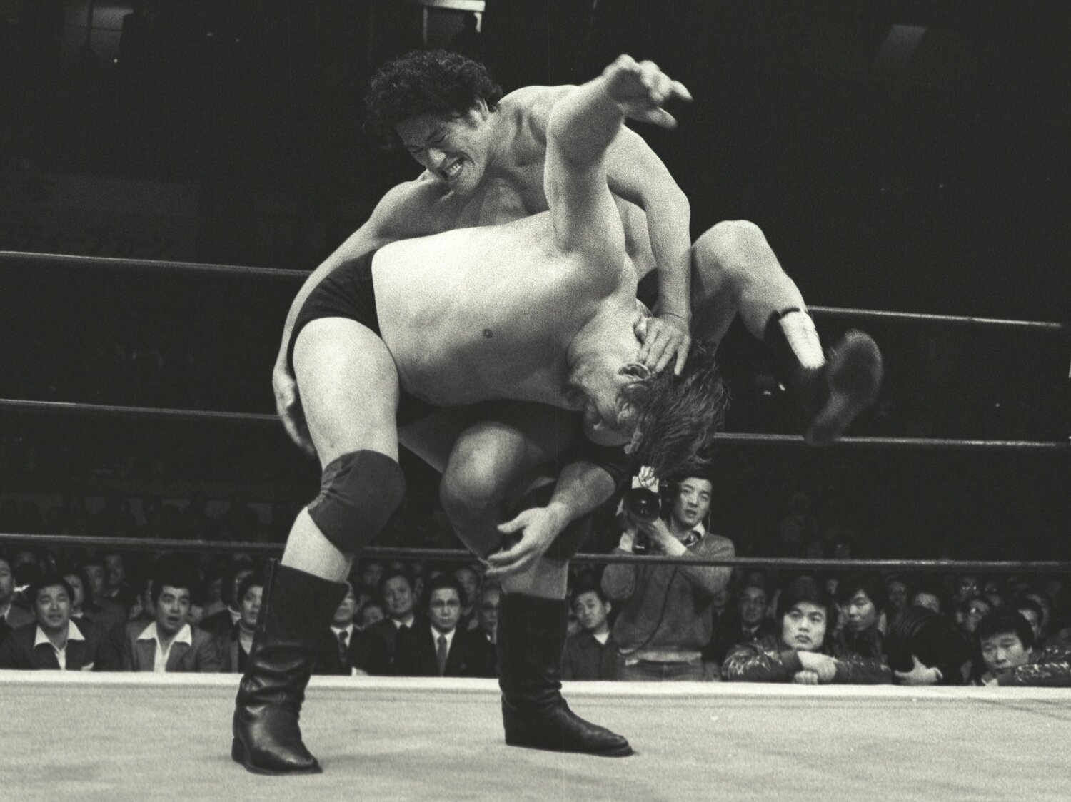 1980年2月の対戦。猪木との試合は、ハンセンのキャリアに大きな影響を与えた　©Essei Hara
