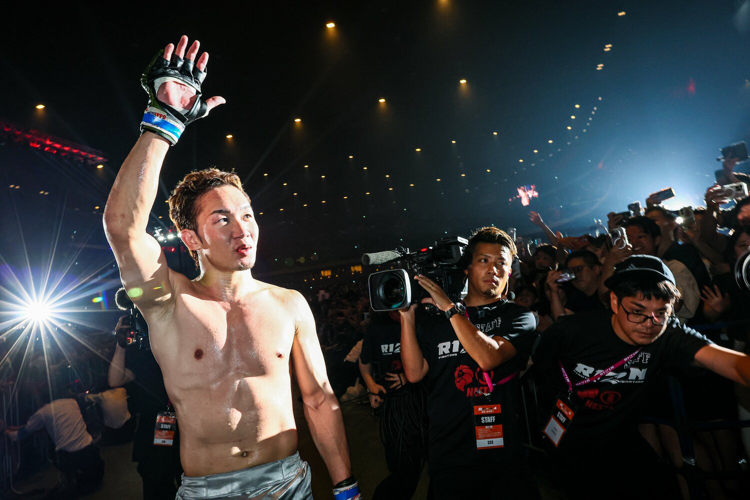 クレベルへのリベンジに成功し、歓声に応える朝倉　©RIZIN FF Susumu Nagao