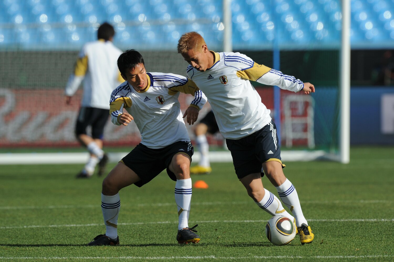 南アW杯期間中の練習で競り合う長谷部と本田。食事のテーブルで一緒になることも多かったという　©JMPA