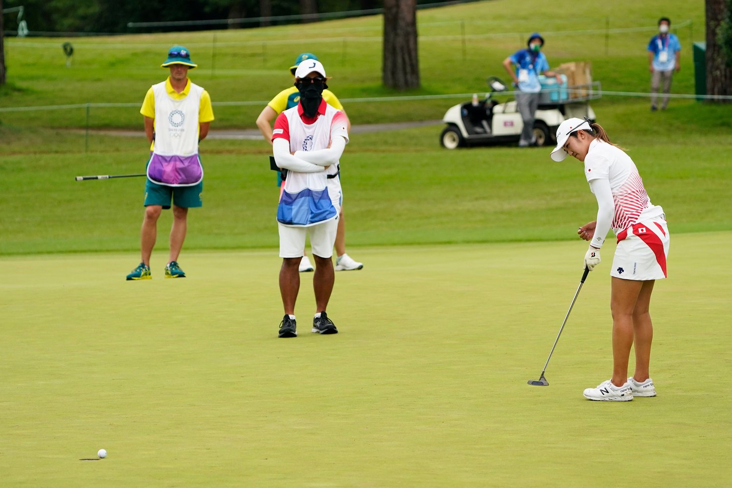 最終日17番でバーディパットを沈める稲見萌寧 ©︎Shizuka Minami
