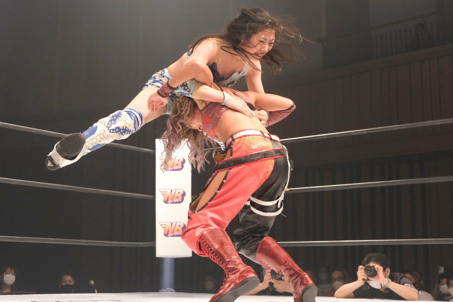 大技「天聖」を放つなど、天咲も必死で攻めた