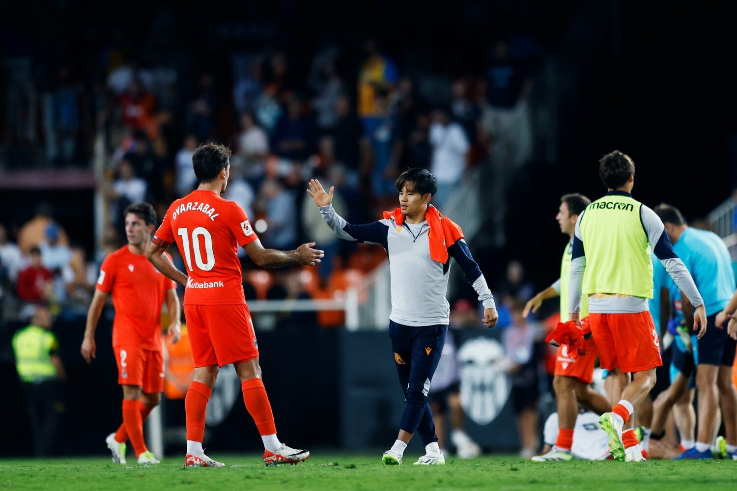 オヤルサバルとハイタッチする久保