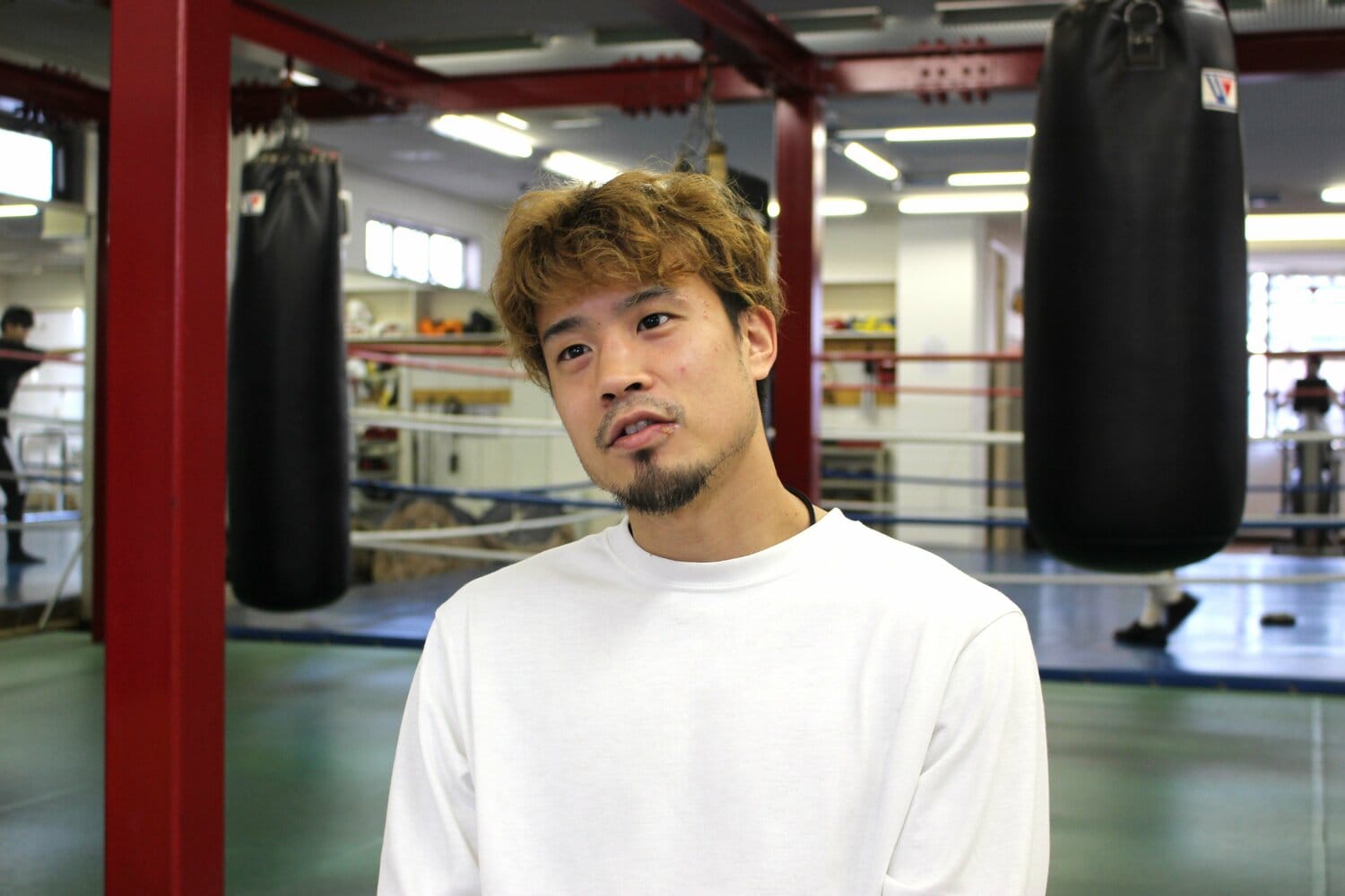 大阪帝拳ジムでインタビューに応じる辰吉寿以輝　©Number Web