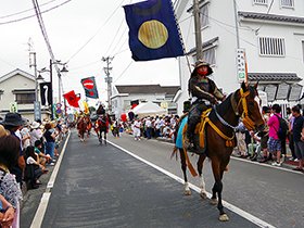 普段は建設の仕事に携わる蒔田さん。旗指物はもともと、お殿様が馬上の人間を識別するために背負うようになったという。