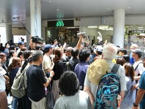 沖縄尚学の優勝「朝から営業していたバー」「号外を求めて爆走」なぜ沖縄県民は甲子園に熱狂するのか？ 地元のオジーに聞いた「応援するのが当たり前さ」