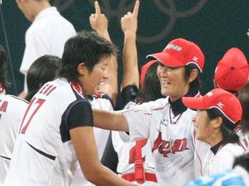 “413球”上野由岐子「人間的に嫌いなわけではない」　13年前、ソフトボール“奇跡の金メダル”を生んだ「小さな事件」＜Number Web＞ photograph by Sankei Shimbun
