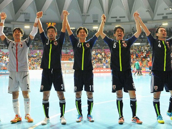 “悲願のW杯16強”も終着点ではない!日本フットサル、新たな歴史への挑戦。<Number Web> photograph by Kyodo News