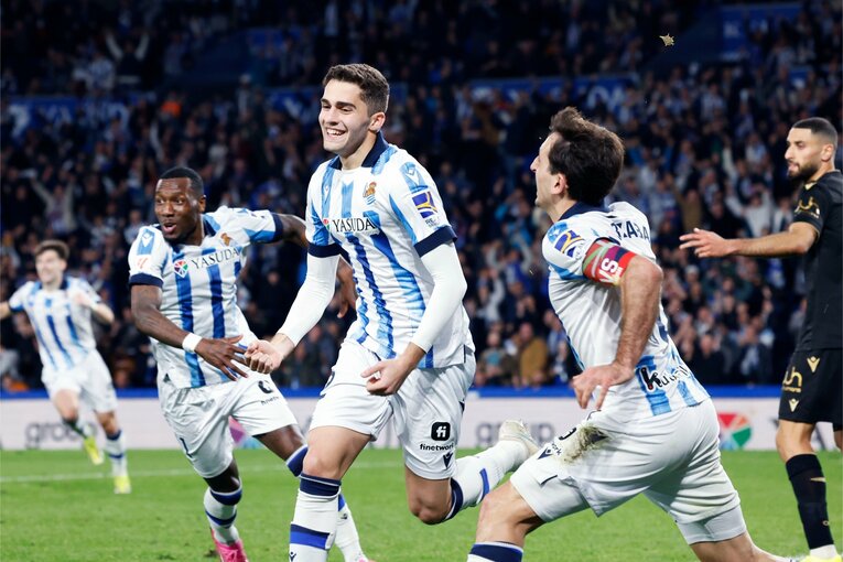 久保建英が“因縁の暴力的ファール主犯”と再会して〈気にするなよ〉間近で見た潔さ…スペイン名物ワインの本拠地に馴染む“14番への愛”(17)