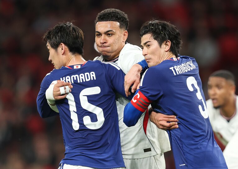 セットプレーで鎌田大地とともにロジャーズをタイトにマークする　©Getty Images