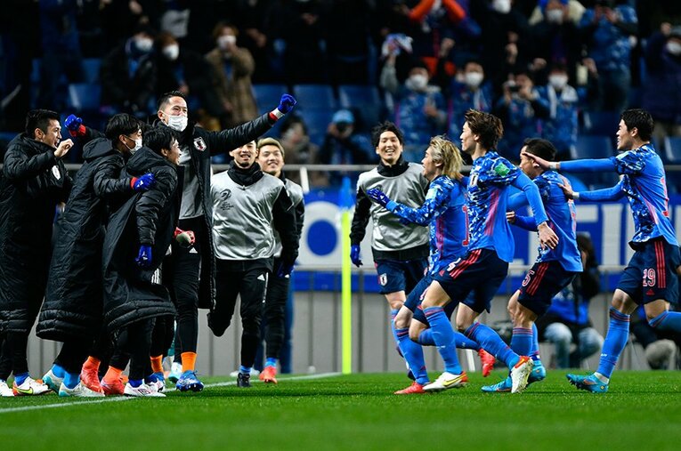 伊東純也の追加点に一体となって喜ぶ日本代表。サウジ戦の快勝はチームにさらなる勢いをもたらすはず ／ photograph by Takuya Sugiyama/JMPA