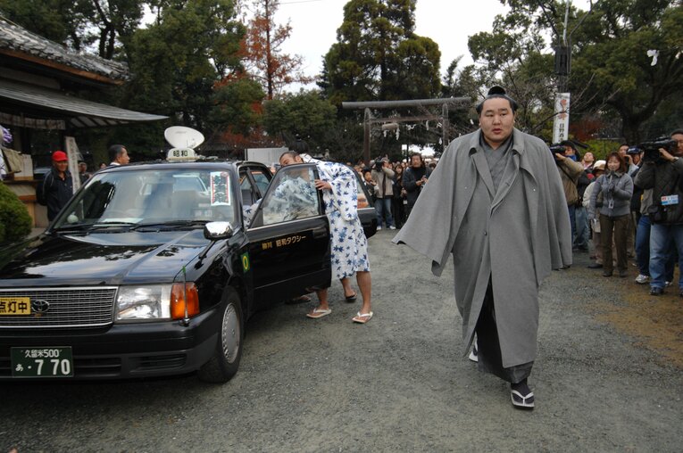 巡業中のレアな姿と綱入り　©BUNGEISHUNJU