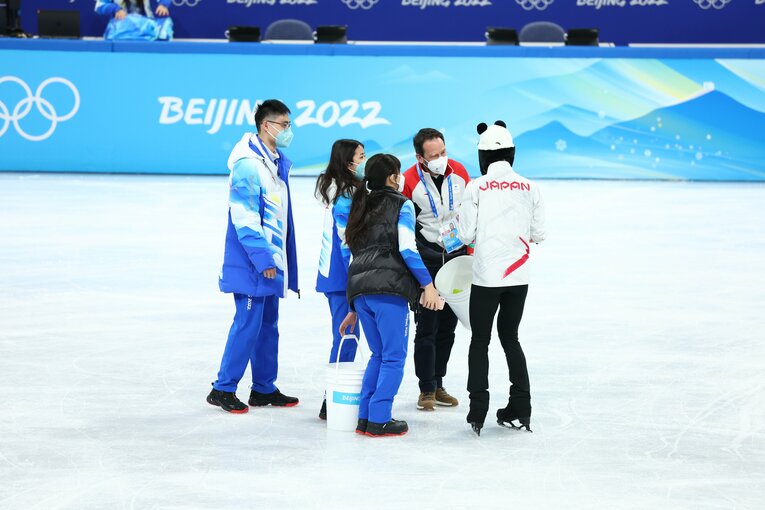 北京五輪エキシビション前日の公開練習後、製氷作業を手伝う羽生の周りには、自然と人が集まってきていた　©Ryosuke Menju/JMPA