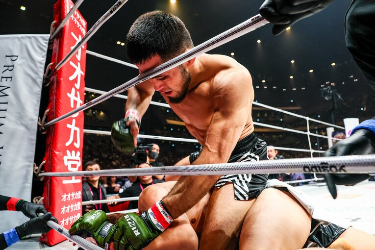 側頭部を狙ってストレート軌道のパウンドを落とすシェイドゥラエフ　©RIZIN FF Susumu Nagao