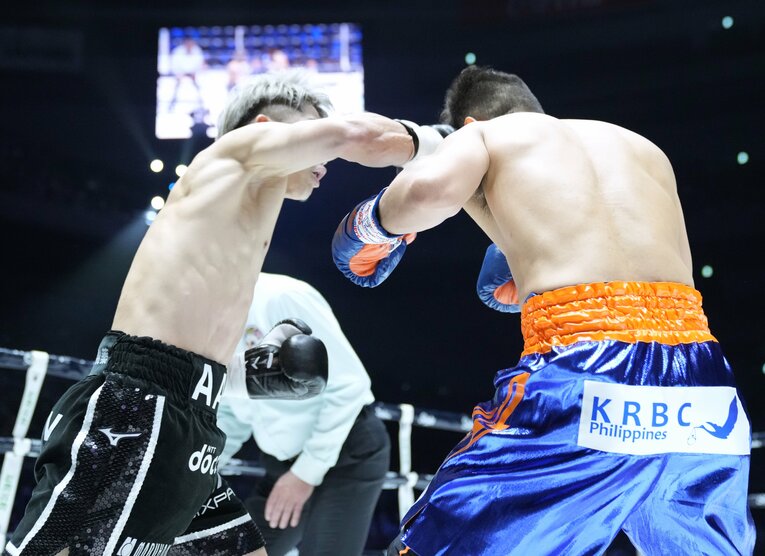 井上の右がドネアのテンプルを打ち抜いた決定的瞬間（3枚目／全4枚）　©Naoki Fukuda