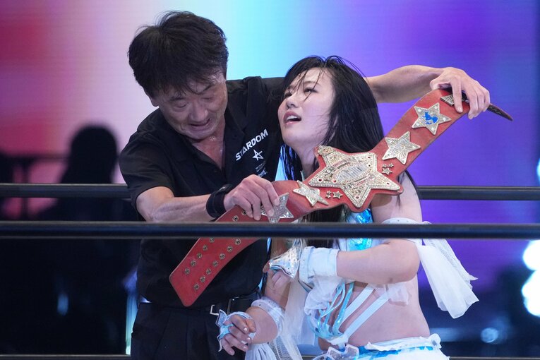 2度目の挑戦で赤いベルトを戴冠した玖麗さやか　©Masashi Hara