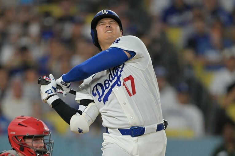 大谷がスイングで苦悶の表情＆ベンチでは明るく…テレビに映らないドジャースの光景を見る（写真は右に続きます）　©Getty Images