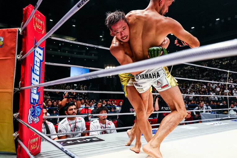 巧みな技術でクレベルからテイクダウンを奪う　©RIZIN FF Susumu Nagao
