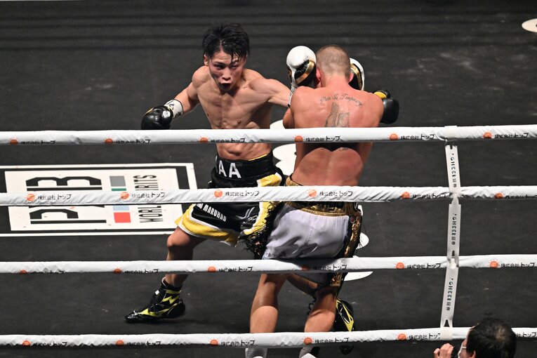 まさか…“後ろ手組み”でバトラーのパンチを待つ井上。そこから一転攻勢を仕掛ける（4／4）　©Naoya Sanuki