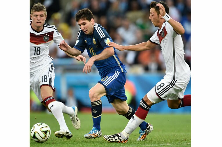 マラカナンで競り合うメッシとエジルら©Takuya Sugiyama/JMPA