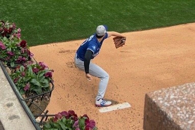 4月5日、フィラデルフィアでの投球練習時。投球板の一塁側を踏んでいる　©Naoyuki Yanagihara