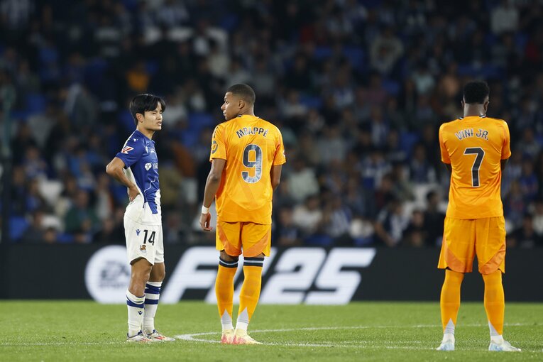 後半キックオフ前には、センターサークルで久保とエムバペが談笑　©Daisuke Nakashima