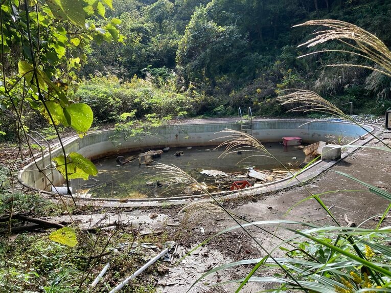 かつては中に観客を入れ、サイドで試合を行っていたプールも現在はこのありさま　©Hiroki Kakehata