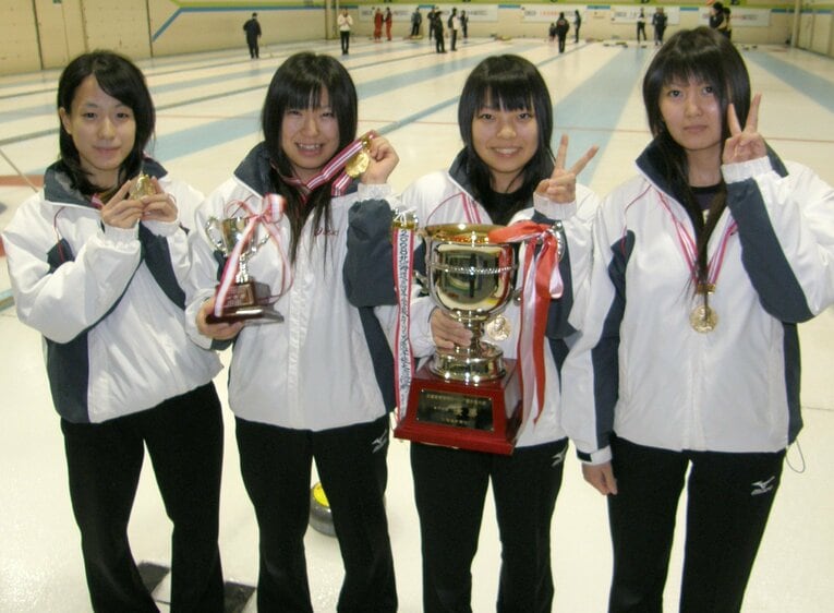 常呂高校で全道高校カーリング選手権優勝（左から石垣真央さん、氏原梨沙さん、井田莉菜さん、吉村紗也香選手）提供：伝書鳩