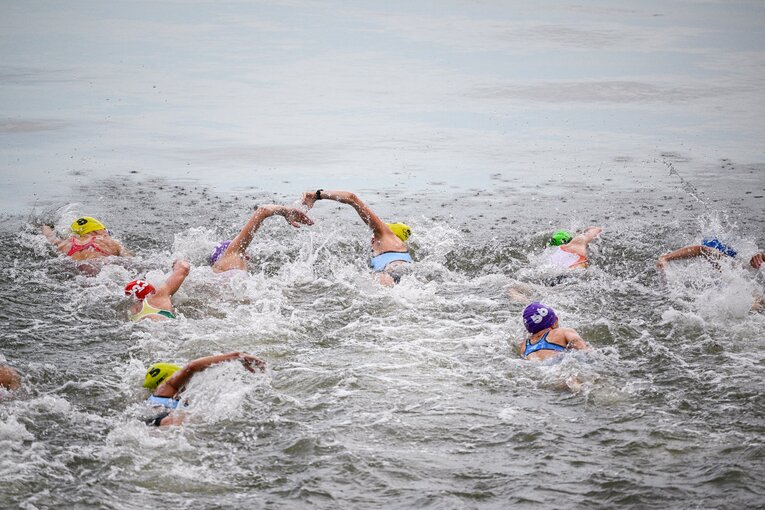 7月31日に実施されたトライアスロン競技。水質汚染が取り沙汰されたセーヌ川を泳ぐ女子選手たち　©Sipa USA/JIJI PRESS