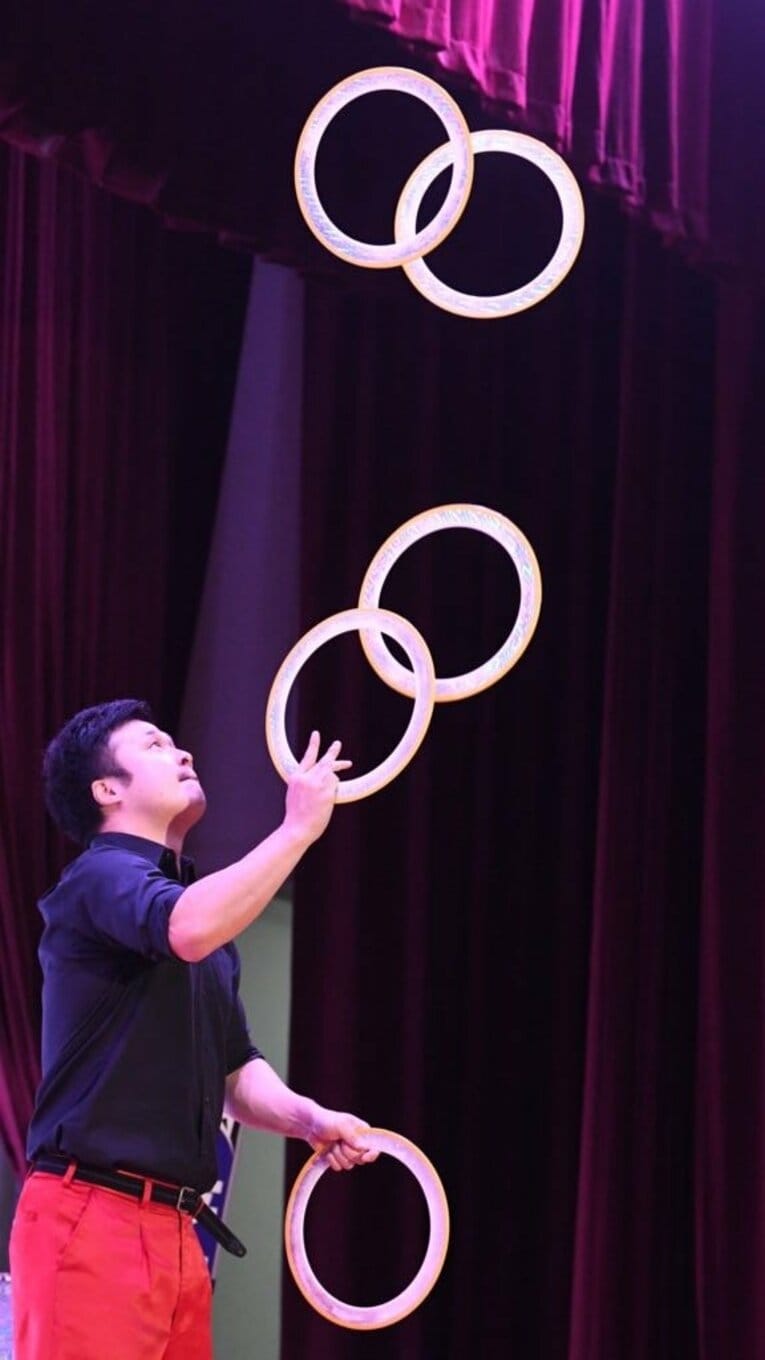 「体育館裏、彫刻刀で左腕を…」マイケルや金正恩に技を披露した大道芸人が壮絶イジメ体験を中高生に伝える理由《中3で渡米、17歳でW杯》(18)