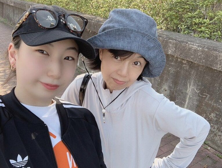 捻挫後のリハビリ中、リフレッシュのため散歩へ（2019年／母・洋美さん提供）