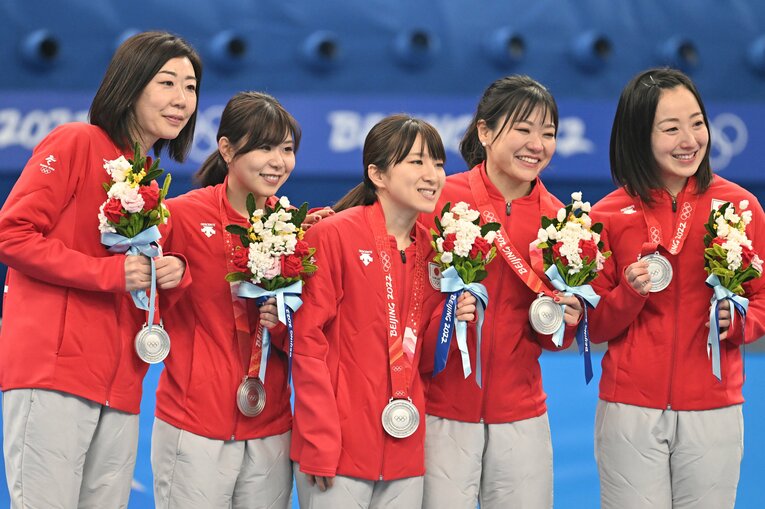 2022年の北京五輪で銀メダルを獲得した日本代表ロコ・ソラーレのメンバー。右から2番目が吉田　©︎Naoya Sanuki/JMPA