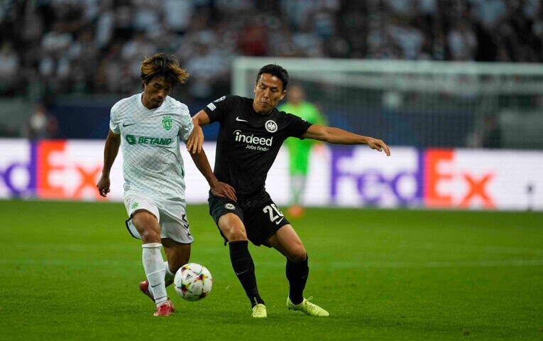 CLで長谷部とデュエルする守田　©Getty Images